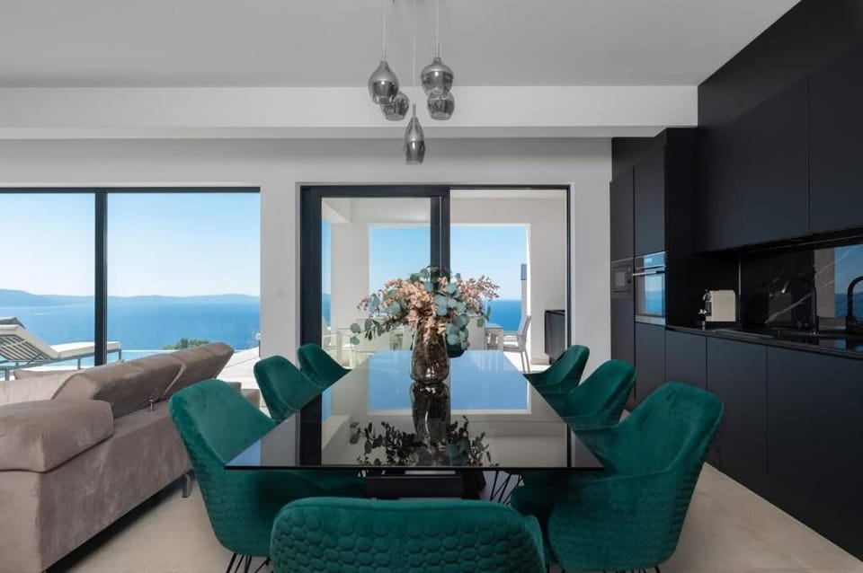 Apartment, 4 Bedrooms | Dining room
