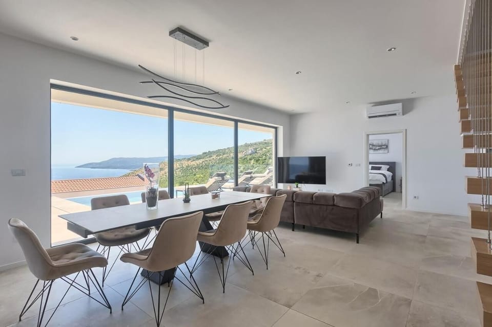 Villa, 4 Bedrooms | Dining room