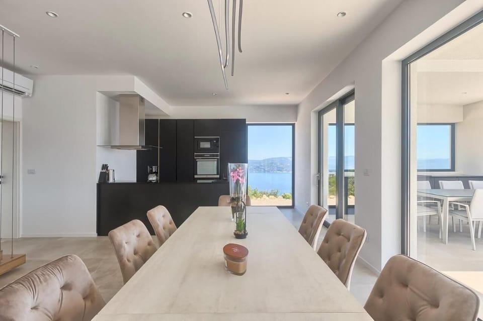 Villa, 4 Bedrooms | Dining room