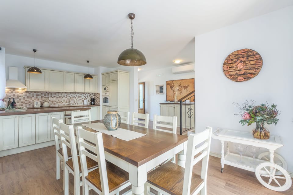 Villa, 4 Bedrooms | Dining room