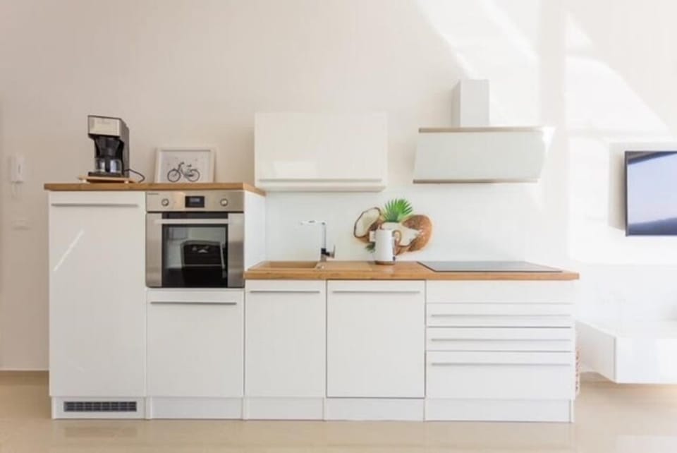 Apartment, 1 Bedroom | Private kitchen | Full-size fridge, microwave, oven, stovetop