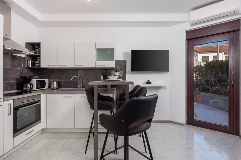 Apartment, 1 Bedroom | Private kitchen | Full-size fridge, microwave, oven, stovetop