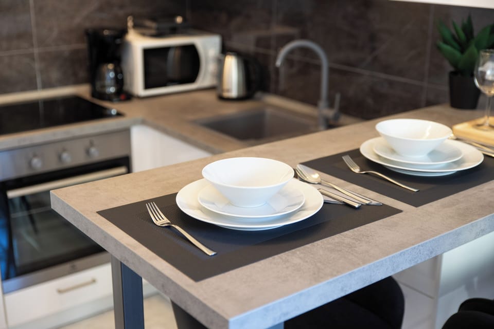 Full-size fridge, microwave, oven, stovetop