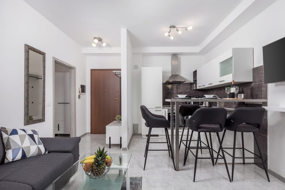 Apartment, 1 Bedroom | Private kitchen | Full-size fridge, microwave, oven, stovetop