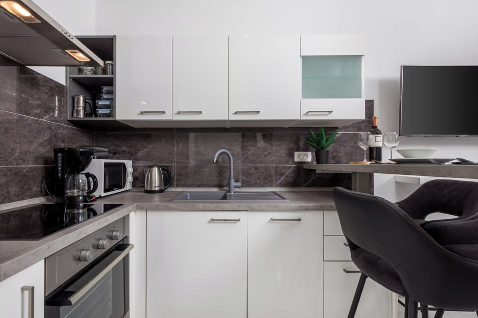Apartment, 1 Bedroom | Private kitchen | Full-size fridge, microwave, oven, stovetop