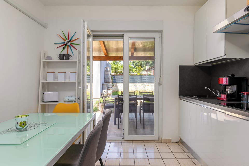 Apartment, 2 Bedrooms | Dining room