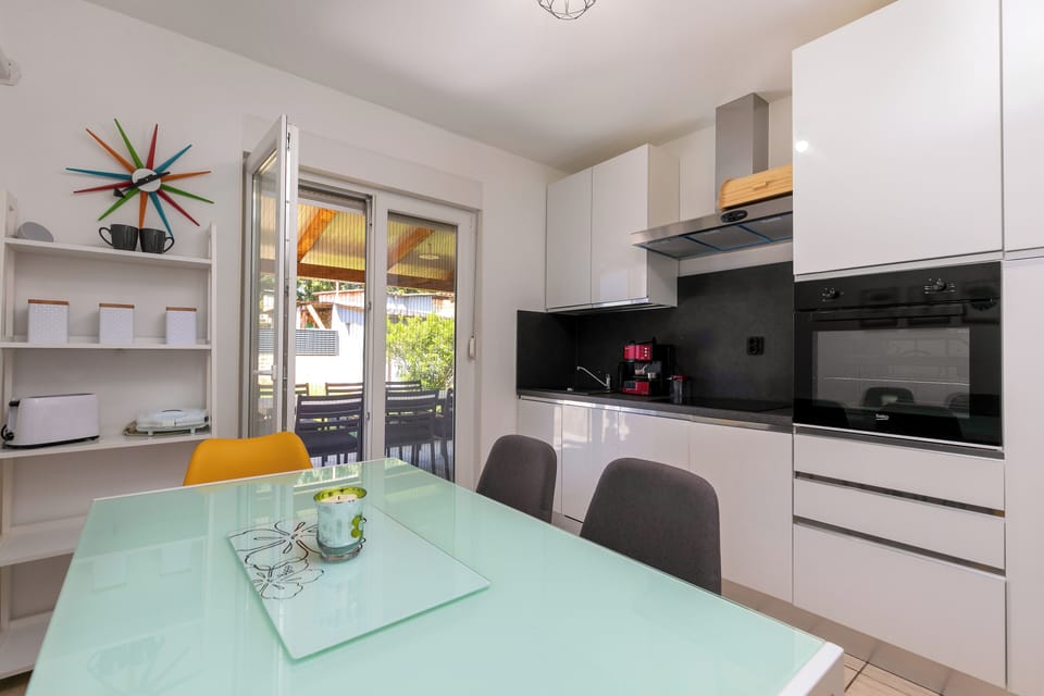 Apartment, 2 Bedrooms | Dining room