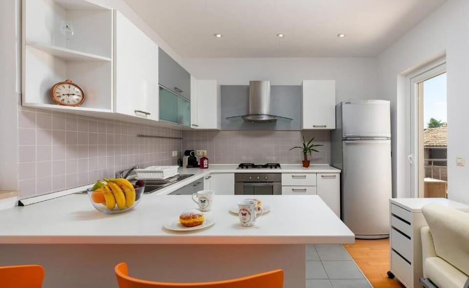 Classic Apartment, 1 Bedroom | Private kitchen | Full-size fridge, oven, stovetop, dishwasher