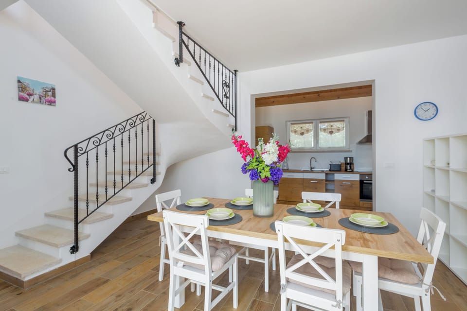 Villa, 1 Bedroom | Dining room