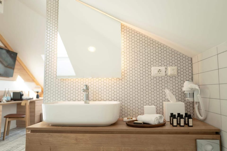 Deluxe Double Room, 1 King Bed with Sofa bed | Bathroom | Shower, free toiletries, hair dryer, slippers