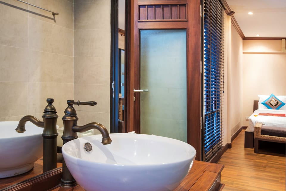 Family Suite, 2 Bedrooms | Bathroom sink