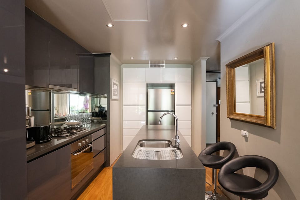 Full equipped kitchen with bar stools