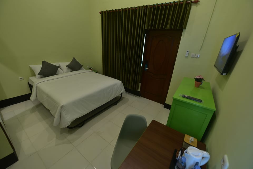 Superior Single Room, 1 Large Twin Bed | Bathroom | Shower, free toiletries, towels, soap
