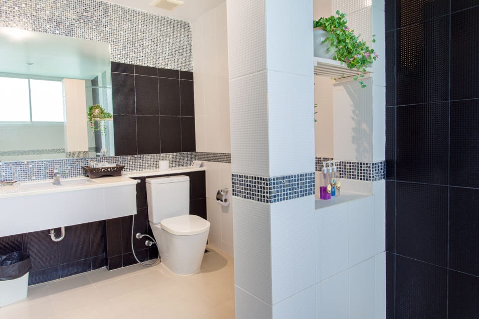 Premier Double or Twin Room, Garden View | Bathroom | Shower, free toiletries, hair dryer, bathrobes