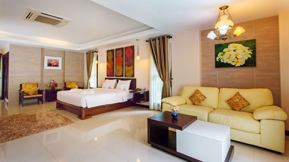 Junior Double Room, Garden View | Minibar, in-room safe, desk