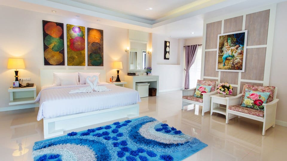 Junior Double Room, Garden View | Minibar, in-room safe, desk