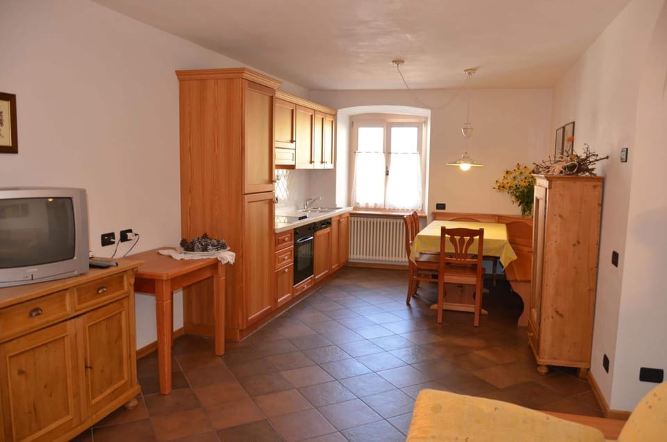Full-size fridge, microwave, dishwasher, coffee/tea maker