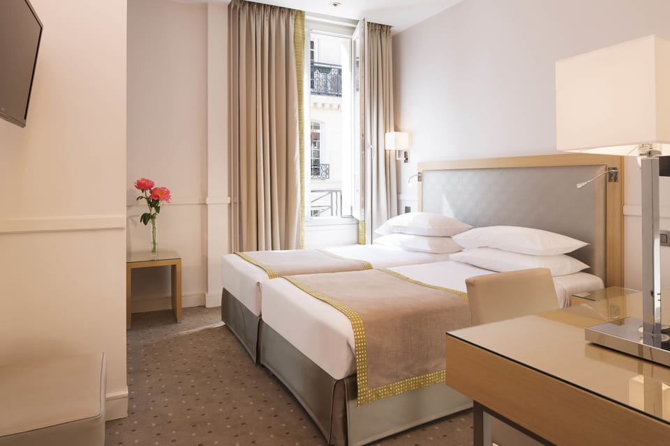 Classic Twin Room | Street view