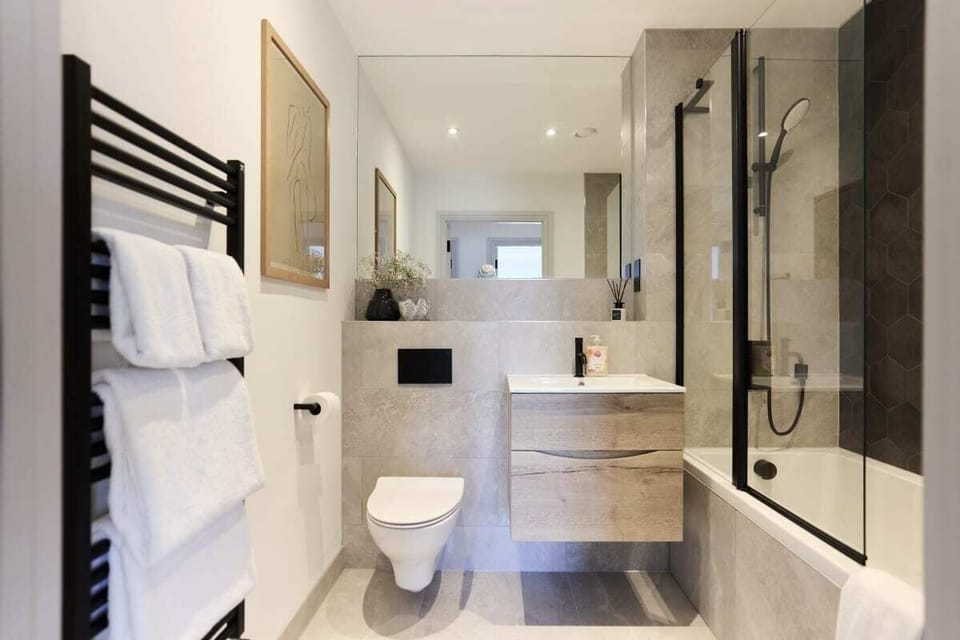 The South Wimbledon Escape - Lovely 3bdr With Balcony Apartment in London