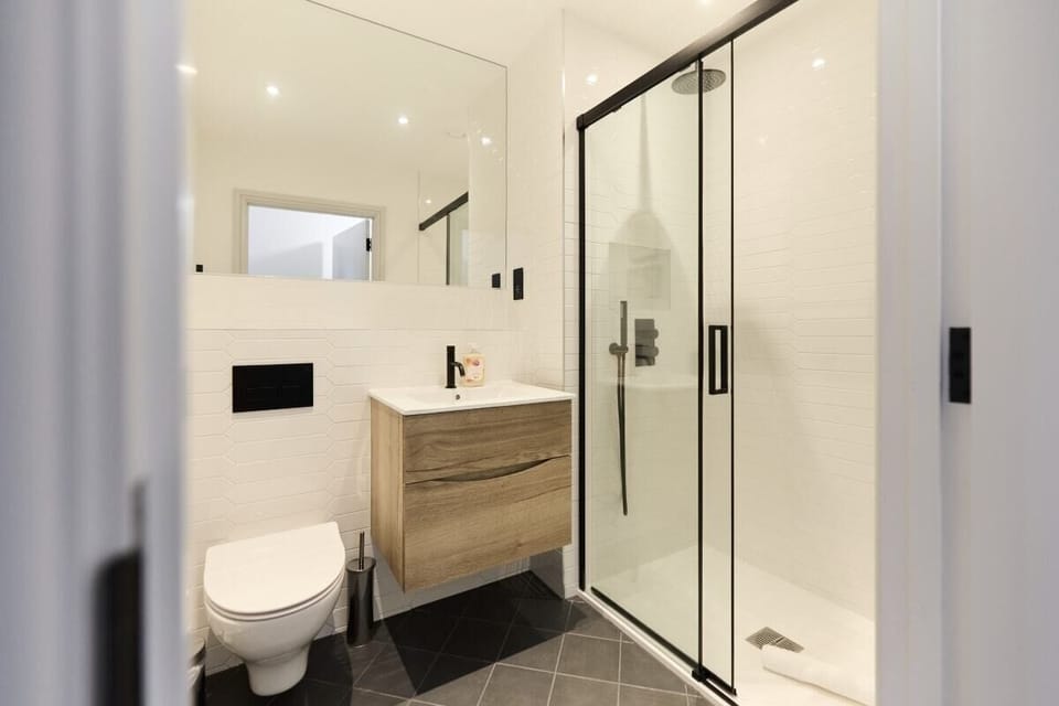 The South Wimbledon Escape - Lovely 3bdr With Balcony Apartment in London