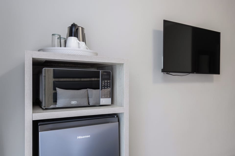 Deluxe Single Room | Laptop workspace, soundproofing, iron/ironing board, free WiFi