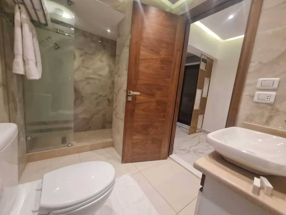 Rainfall showerhead, free toiletries, hair dryer, soap