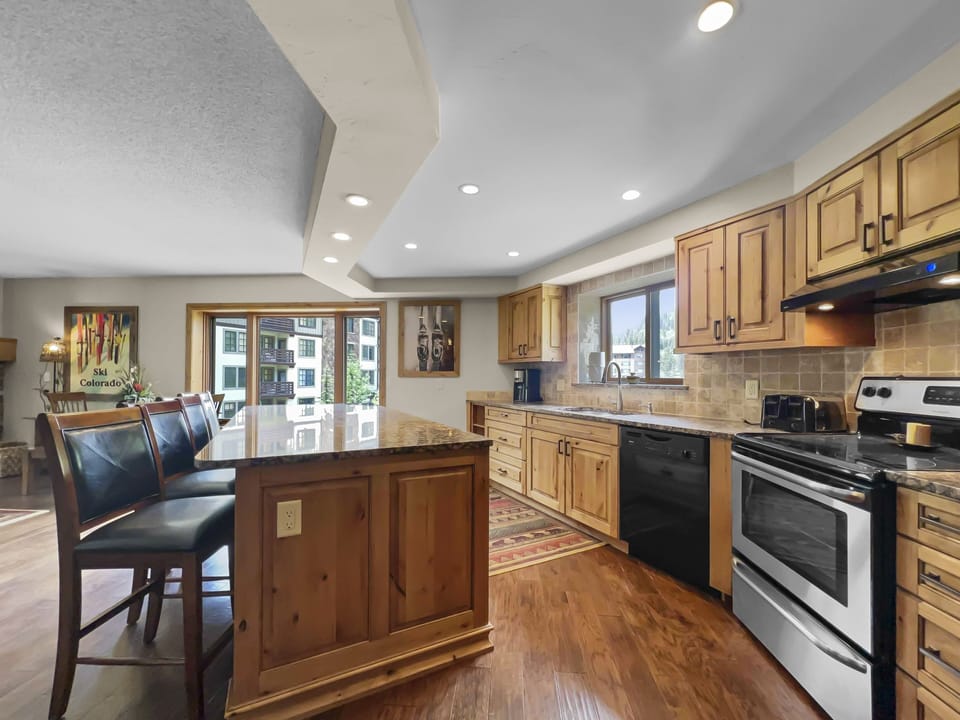 Condo, 2 Bedrooms | Private kitchen | Fridge, oven, coffee/tea maker, toaster