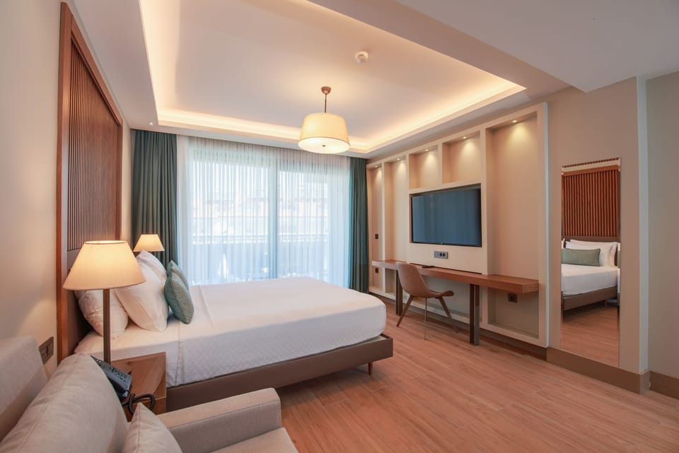 Design Studio, Balcony, Pool View | Egyptian cotton sheets, premium bedding, minibar, in-room safe