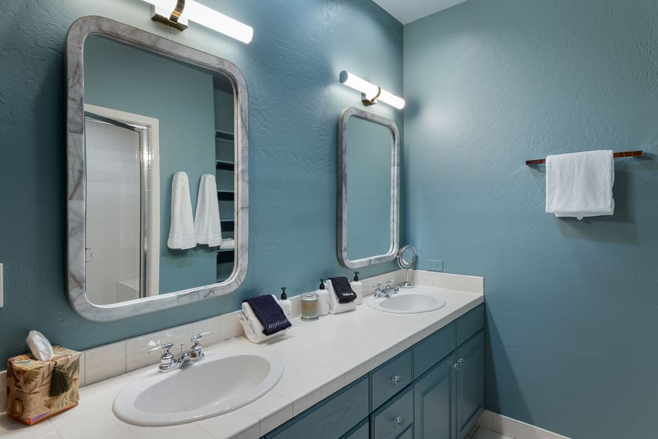 Bathroom 1 - Primary bathroom - Ensuite bathroom with walk-in steam shower and dual vanity