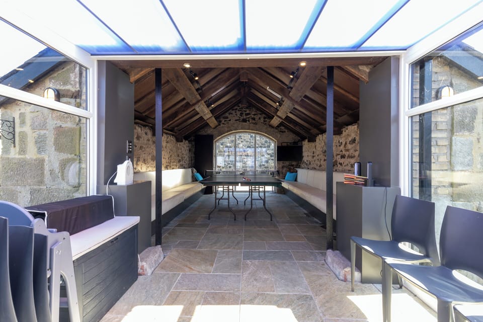 Cottage | Living area | 40-inch LED TV with digital channels, fireplace, Netflix