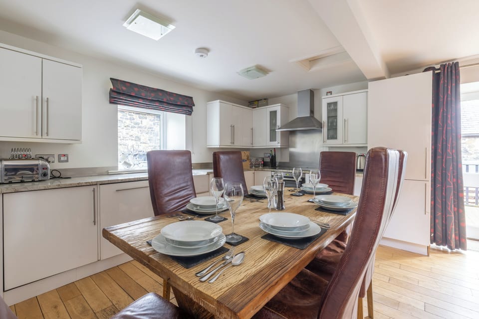 Basic Cottage | In-room dining