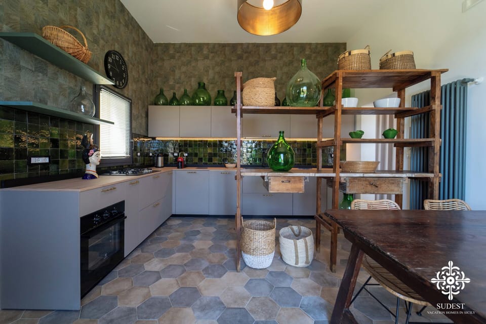 Design Apartment, Bay View | Private kitchen | Electric kettle, toaster