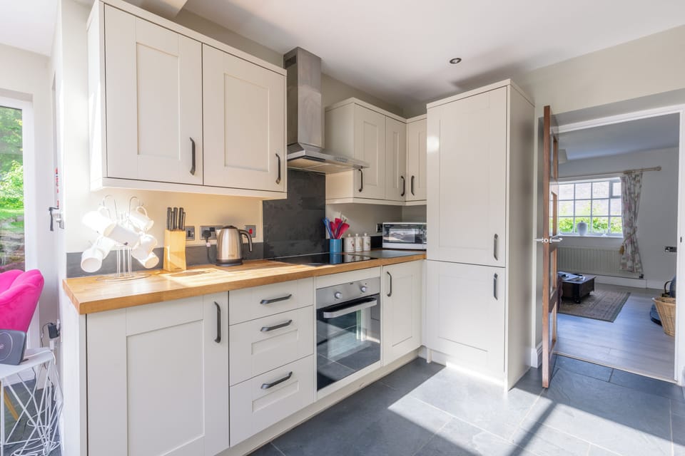 Cottage | Private kitchen | Electric kettle, paper towels