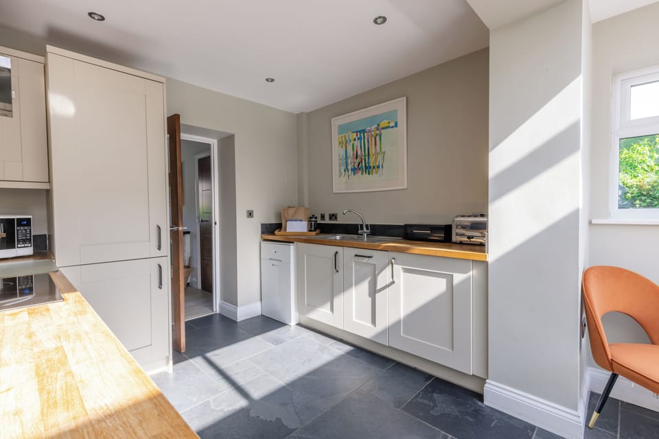 Cottage | Private kitchen | Electric kettle, paper towels