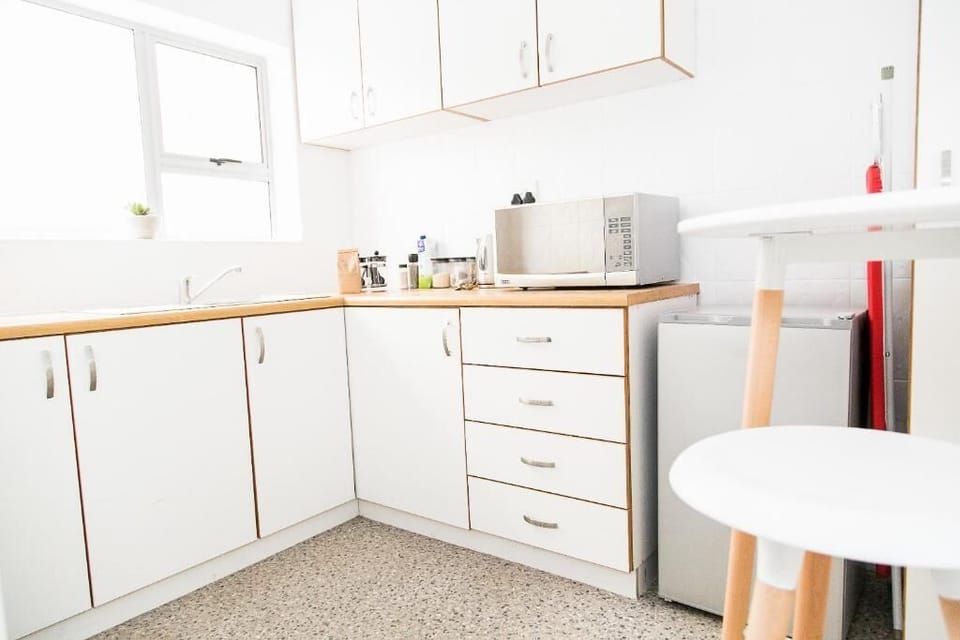 Microwave, cookware/dishes/utensils