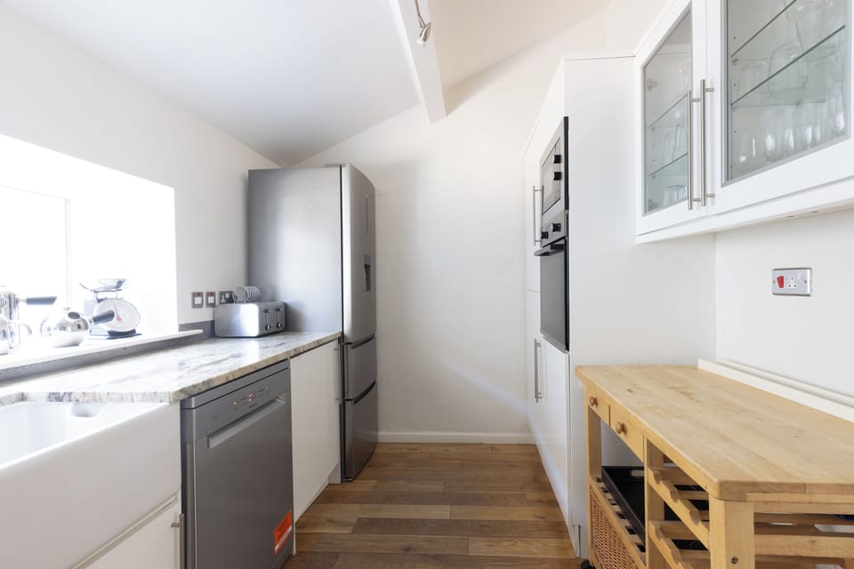 Cottage, Garden View | Private kitchen | Microwave, electric kettle, paper towels