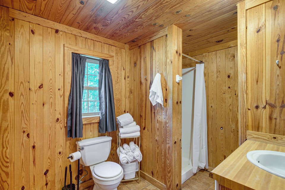 Full Bathroom | Walk-In Shower | Complimentary Toiletries | Towels Provided