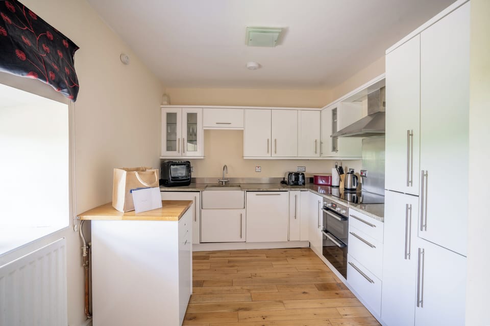 Cottage | Private kitchen | Electric kettle, paper towels