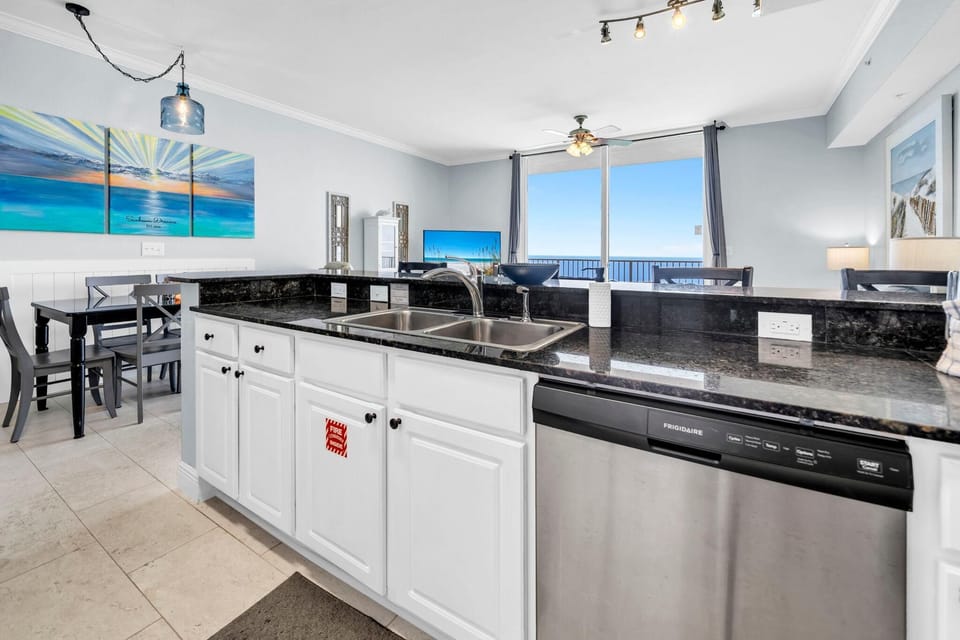 Condo, 1 King Bed with Sofa bed (Tidewater 2604 - SunBeam Dreams) | Private kitchen | Oven, toaster