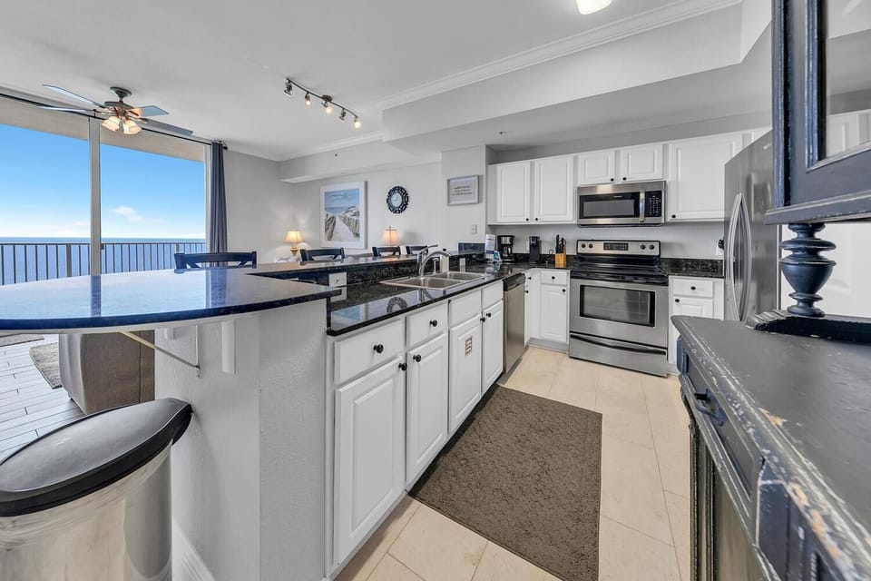 Condo, 1 King Bed with Sofa bed (Tidewater 2604 - SunBeam Dreams) | Private kitchen | Oven, toaster