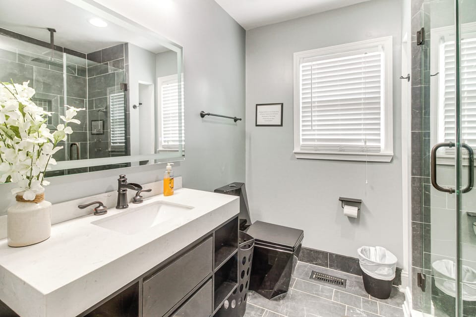 Full Bathroom | 1st Floor | Towels Provided