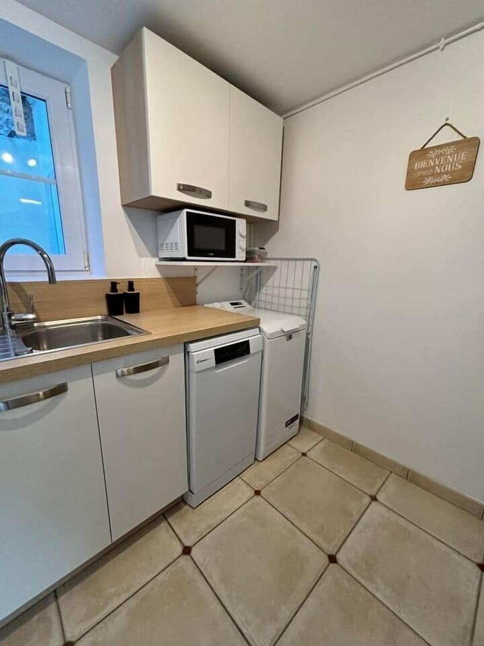 La cuisine est équipée d'un lave vaisselle d'un lave linge d'un micro onde et d'une Tassimo.
