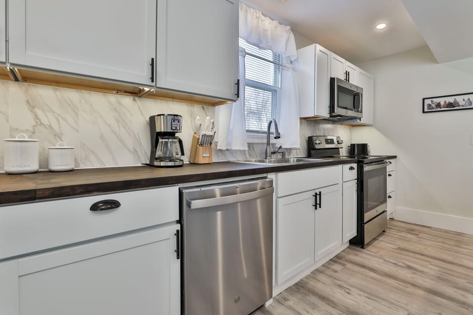 Full Kitchen and Appliances