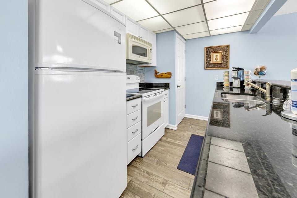 Condo, Multiple Beds (Edgewater Tower 1-105) | Private kitchen | Oven, toaster