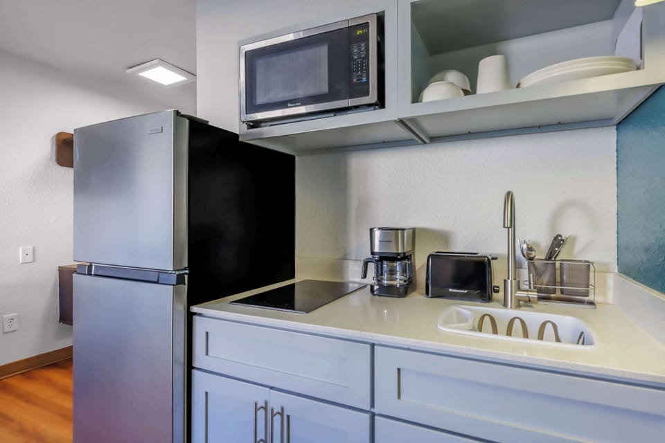 Full-size fridge, microwave, stovetop, coffee/tea maker