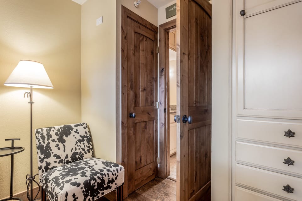 Bedroom with queen bed