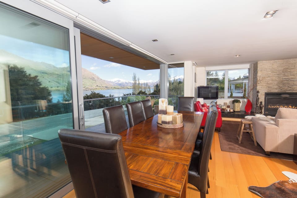 Luxury House, Lake View | In-room dining