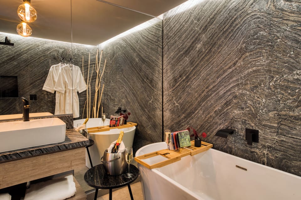 Deluxe Double Room, Bathtub | Bathroom | Hair dryer, towels, soap, shampoo