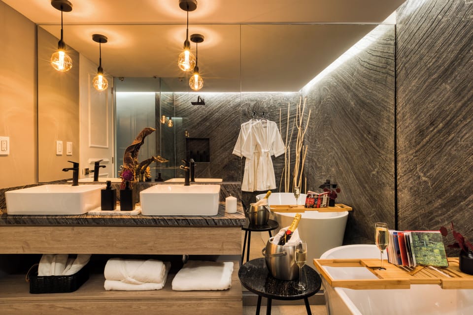 Deluxe Double Room, Bathtub | Bathroom | Hair dryer, towels, soap, shampoo