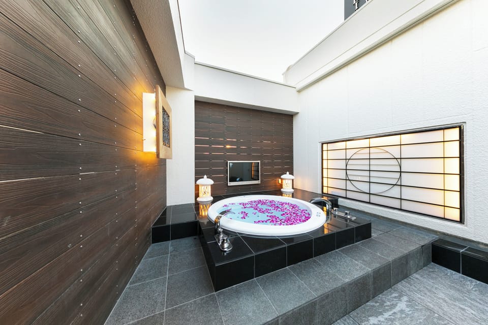 Royal Room | Bathroom | Free toiletries, hair dryer, bathrobes, slippers